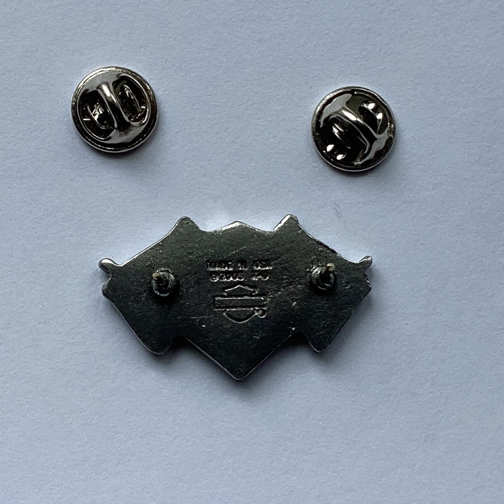 🧡NEW🧡 HARLEY DAVIDSON BAR & SHIELD W/RACING FLAGS PIN RARE VINTAGE 2005 - Picture 3 of 4